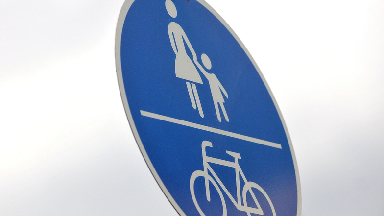 Symbolfoto: Normalerweise können Radfahrer und Fußgänger friedlich koexistieren. Manchmal kommt es jedoch zu Konflikten.