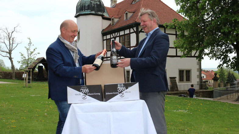 Hoflößnitzchef Jörg Hahn (links) und OB Bert Wendsche beim Sekt-Verpacken für St. Ingbert.