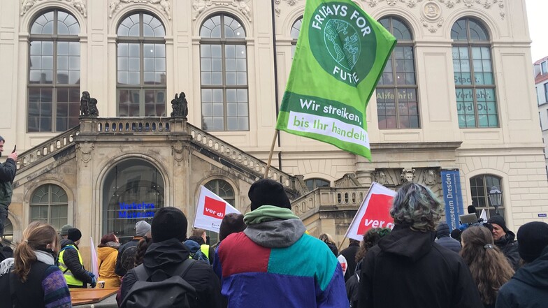 Klimademonstranten von Fridays for Future demonstrieren gemeinsam mit Verdi.