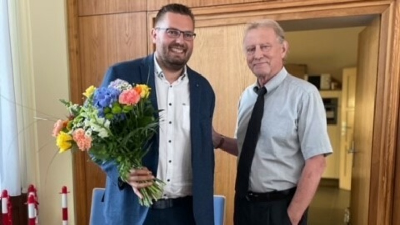 Als Erster gratulierte Altenbergs Noch-Bürgermeister Thomas Kirsten (Freie Wähler, rechts) seinem Nachfolger Markus Wiesenberg von der CDU. Glückwünsche kamen auch von der Dippoldiswalder Bürgermeisterin Kerstin Körner (CDU).