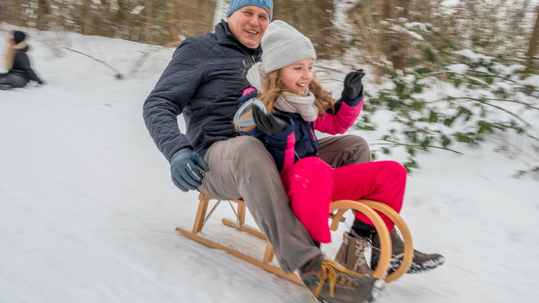 Die Waldstraße wird bei Schnee eigens für den Autoverkehr gesperrt und damit zur Rodelpiste. Frank Pökert und Tochter Emma setzten sich am Donnerstag auf den Schlitten.