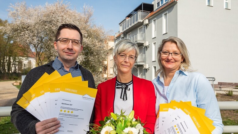 DTV-Prüferin Anja
Heeger (rechts) konnte Doreen Burmeister und Thomas Kühne gleich zwölf Urkunden überbringen.