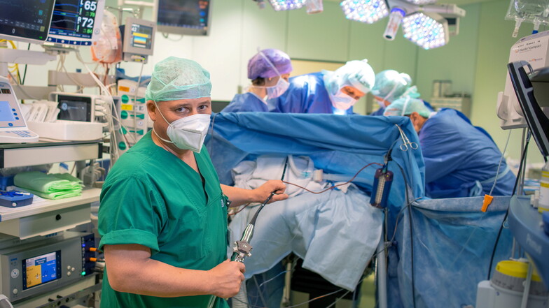 Professor Jens Faßl bei einem Eingriff im Herzzentrum Dresden. Er betreut den Cell Saver, mit dem das Blut des Patienten während der Operation wieder aufbereitet werden kann.