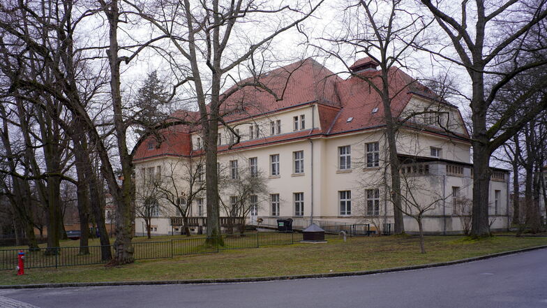 Das Gebäude A3 auf dem Gelände des Sächsischen Krankenhauses Arnsdorf. Hier sollte eigentlich die Bibliothek einziehen und im März öffnen.