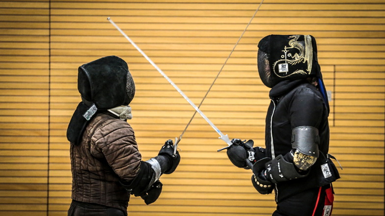 Gut gepanzert: Die Schutzausrüstung der beiden Kämpfenden des Dresdner Fencing Clubs ist auch beim Training elementar.