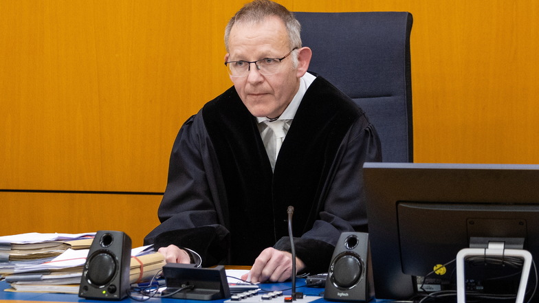 Der Vorsitzende Richter Markus Kadenbach zeigte sich am Ende der Berufungsverhandlung am OLG Dresden, in der es um die Frage der Haftung für einen Unfall mit Pferden ging, erleichtert, dass die Parteien einer gütlichen Einigung zustimmten.