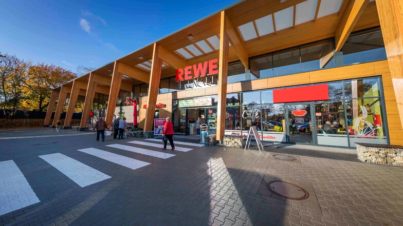 So sieht ein "REWE Green Building" aus. 230 dieser Supermärkte gibt es bundesweit, jetzt soll einer in Freital entstehen.