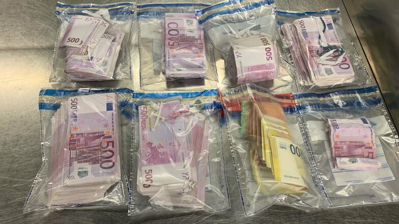 Sichergestelltes Bargeld liegt auf einem Tisch im Düsseldorfer Flughafen. Ein Fluggast wollte die 350.000 Euro in Schuhen und Unterhose an der Kontrolle vorbei schmuggeln.
