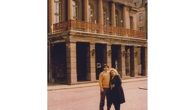 Das Foto zeigt Octavian Ursu Anfang der 1990er Jahre mit seiner Mutter vor dem Görlitzer Theater.
