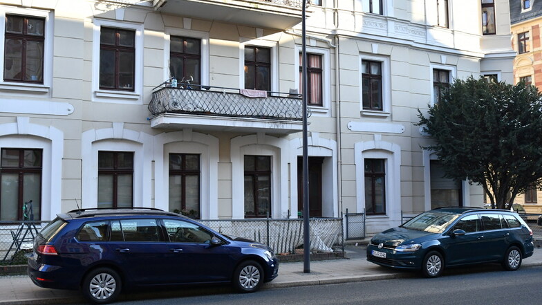 Die Berliner Generalstaatsanwaltschaft ließ hier im Haus an der Görlitzer Schillerstraße eine Wohnung durchsuchen.