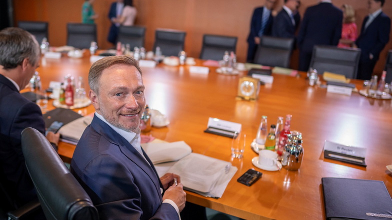 Christian Lindner (FDP), Bundesminister der Finanzen, zu Beginn der Sitzung des Bundeskabinetts.