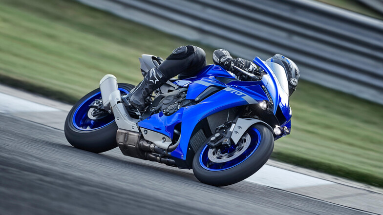 Yamaha YZF-R1: Das Bike wurde mit Hilfe bewährter YZR-M1-MotoGP-Technologie für die Rennstrecke entwickelt. Schon die Eckdaten von 147 kW (200 PS), 199 kg und 1.405 mm Radstand lassen erahnen, welches Potenzial das Bike bietet. Außerdem besitzt es einen Motor mit Crossplane-Technik, Fahrwerk mit kurzem Radstand und eine Steuerungselektronik, die mit modernster Sensorik arbeitet.
