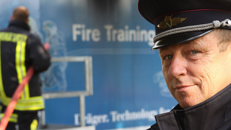 Kreisbrandmeister Ingo Nestler koordiniert mit den Wehrleitern der Städte und Gemeinden die Zusammenarbeit der 141 Feuerwehren im Kreis Meißen.