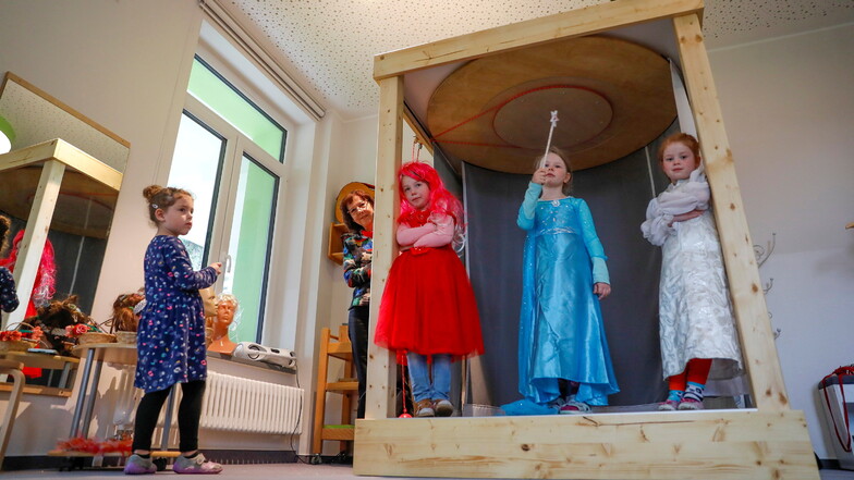Es gibt auch eine kleine Bühne, auf der gerade die sechsjährige Sally sowie die fünfjährige Mia und gleichaltrige Margarethe (v. l. n. r.) nutzen. beobachtet werden sie von Kita-Leiterin Gisela Brendler.
