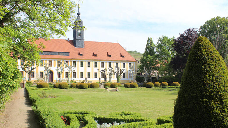 Der Schlosspark in Seußlitz ist für den Feiertag herausgeputzt.