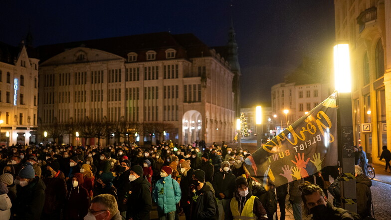 Schon vor anderthalb Jahren gab es die Montagsdemos  - und eine Gegenveranstaltung. Auf dem Marienplatz kamen für "Görlitz bleibt bunt" Anfang 2022 rund 800 Teilnehmer zusammen.