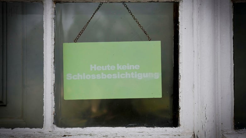 Dieses Schild hängt aktuell am Schlossgebäude in Oberlichtenau.