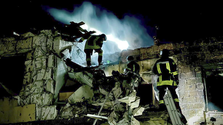Auf diesem von Odessas Bürgermeister via Telegram zur Verfügung gestellten Foto sind  Feuerwehrleute an einem brennenden Gebäude nach einem russischen Drohnenangriff zu sehen.