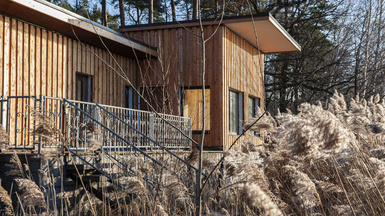 Die Holzverkleidung am einstigen Imbiss Entenfang gibt einen Vorgeschmack auf das Design der Ferienhütten, die auf dem Campingplatz Zschorna errichtet werden.