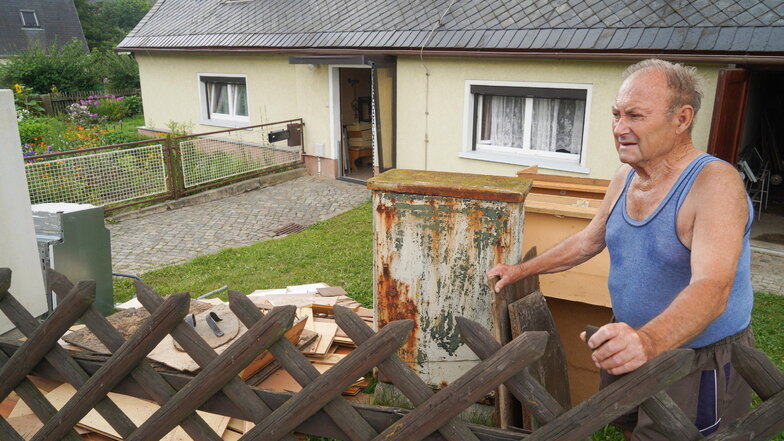170 Haushalte waren von den jüngsten Überschwemmungen in Neukirch/Lausitz betroffen. Darunter auch Heinz Wilde, vor dessen Haus jetzt unbrauchbar Gewordenes liegt.