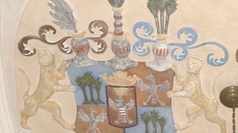 Das Wappen an der Decke aus der Sicht der Gottesdienstbesucher fotografiert vor der Restaurierung.