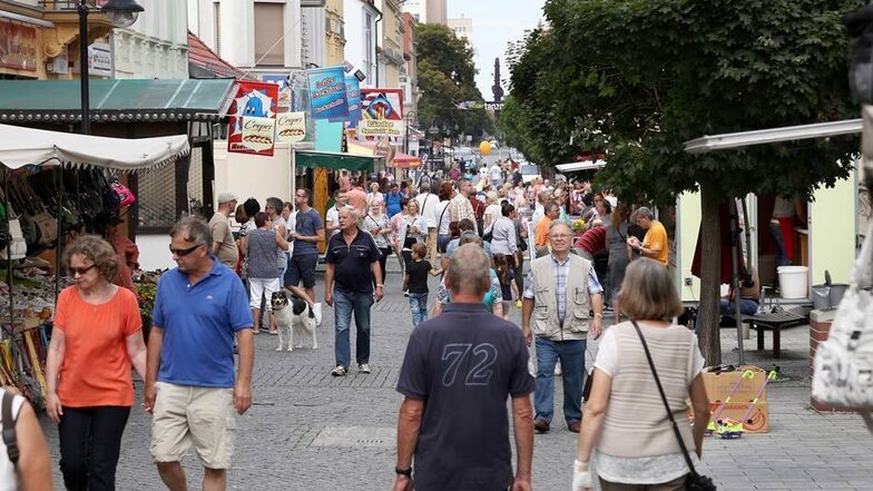 Viele Gäste flanieren bereits am Vormittag die Hauptstraße entlang.