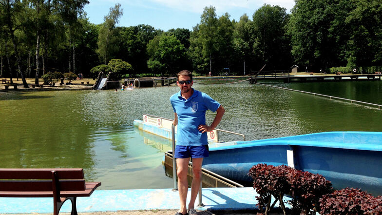 Uwe Mickel, Schwimmmeister des Waldbades Wittichenau, vor seinem Tätigkeitsfeld – beziehungsweise -gewässer.