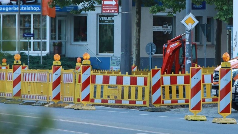 Am späten Dienstagnachmittag ist bei Bauarbeiten - im Bild am roten Bagger erkennbar - an der Löbtauer Straße ein Blindgänger aus dem Zweiten Weltkrieg gefunden worden.