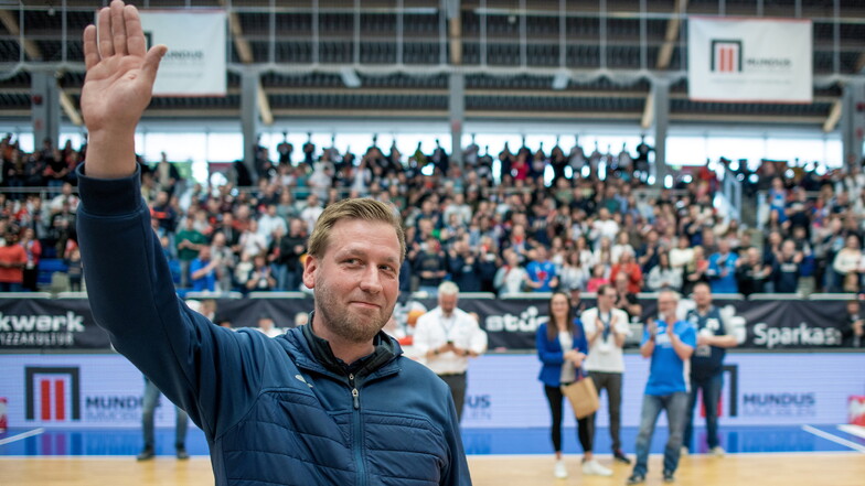 Gerührt nach sieben erfolgreichen Jahren und dem Abschiedsapplaus von 2.712 Basketballanhängern: Sportdirektor Rico Gottwald.