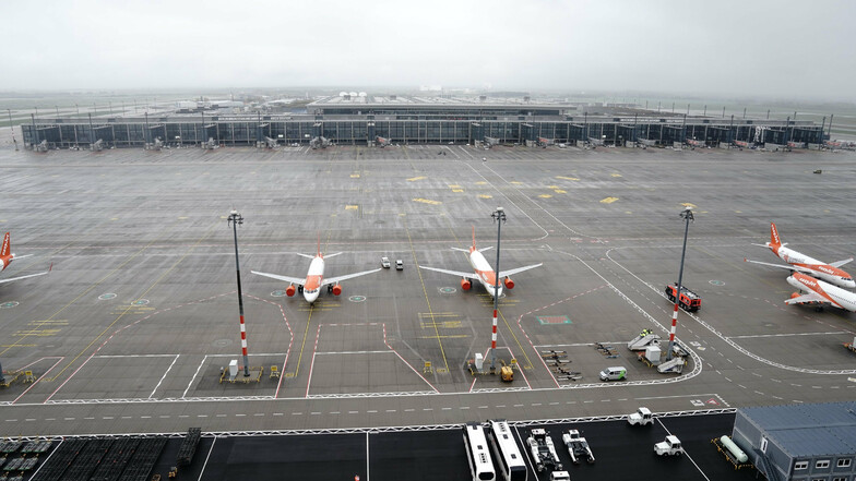 Flugzeuge der Fluggesellschaft Easyjet stehen vor dem Terminal 1.