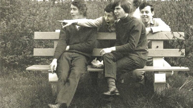Lebensfroh war Klaus-Peter Hanke schon als junger Bursche. Sein Schulfreund Ulrich Karsch knipste das Foto des damals 18-Jährigen mit der Zigarette in der Hand und seinen Freunden auf einer Klassenfahrt von 1971 in Weimar. Auch nach über 40 Jahren hält di