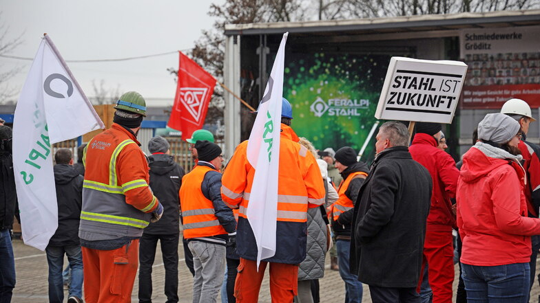 Für die Stahlproduktion der Zukunft demonstrierten am Donnerstag in Riesa Mitarbeiter verschiedener Werke aus Sachsen und Brandenburg.