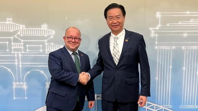 Der sächsische FDP-Bundestagsabgeordnete Frank Müller-Rosentritt mit dem Außenminister Taiwans, Jaushieh Joseph Wu.