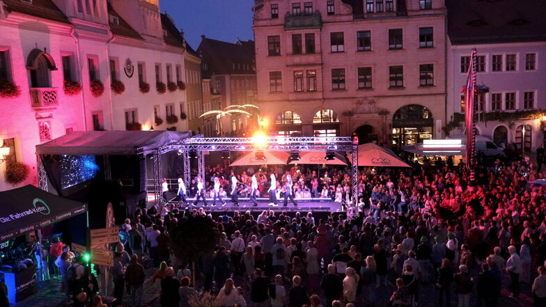 Der Marktplatz war bunt beleuchtet und mit Besuchern gut gefüllt.