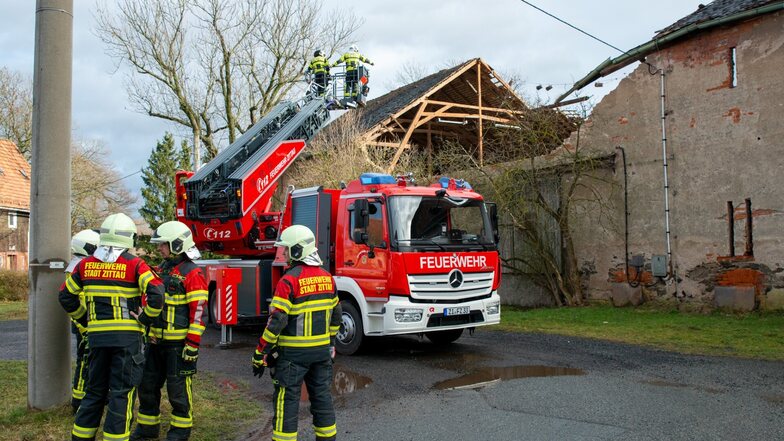 Sturmtief "Iris" lässt Scheunendach in Drausendorf einstürzen