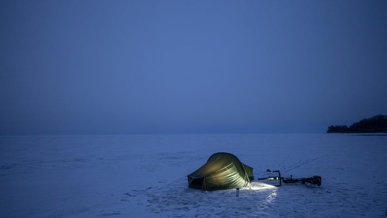 Jonas Deichmann nächtigte dort, wo es passte. Einmal auch auf dem Eis des Baikalsees.