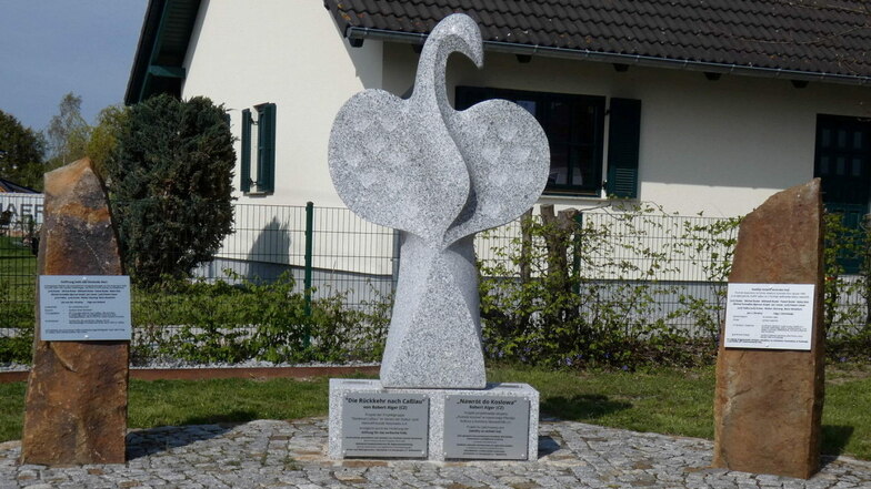 In der Ortsmitte des Neschwitzer Ortsteils Caßlau steht dieses Denkmal. Der sich aus einem Lindenblatt erhebende Kranich symbolisiert das Schicksal des Dorfes am Ende des zweiten Weltkriegs, aber auch seinen Wiederaufbau.