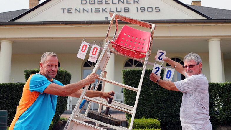 Mike Schulz (links) und Wolfgang Kuhnert vom Döbelner TC 05 bereiten die Tennisplätze in den Klostergärten mit weiteren Helfern für das 4. Döbelner Damenturnier am Wochenende vor.