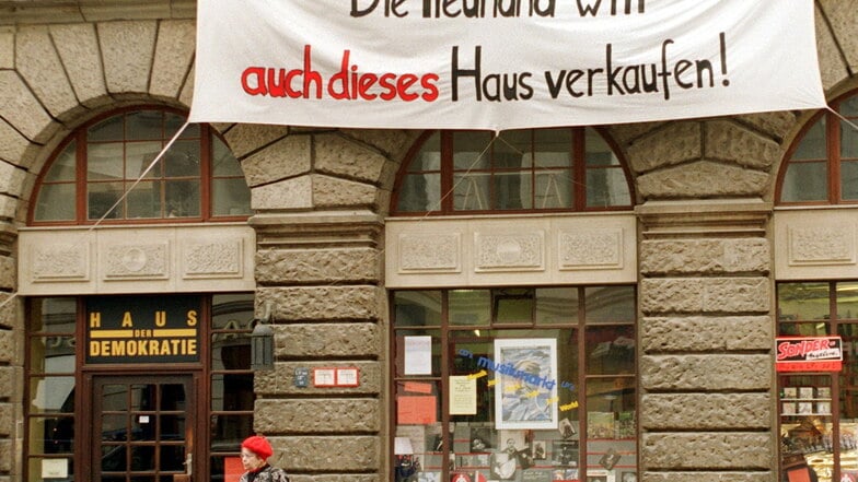 Unter Zeitdruck: Das Vermögen der DDR wurde durch die Treuhand in nur vier Jahren privatisiert. Weil verkauft werden musste, sanken die Preise in den Keller. Die Folgen zeigen sich bis heute in den Unterschieden von West- und Ost-Vermögen.