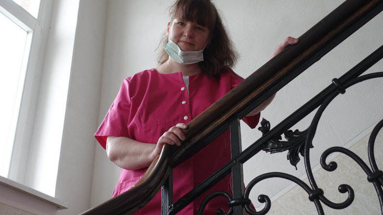 Die Döbelnerin Anke Heinicke arbeitet in der häuslichen Intensivpflege und betreut schwer kranke Menschen. Die Corona-Krise hat die ohnehin anspruchsvolle Arbeit noch einmal komplizierter gemacht.