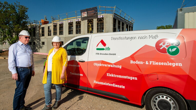 Geschäftsführer Wilfried Pohl steht mit Tochter Diana Pohl vor dem Rohbau des neuen Unternehmenssitzes an der Meißner Straße in Radebeul-Mitte. Der Rohbau wird noch um ein Voll- und ein Staffelgeschoss wachsen.
