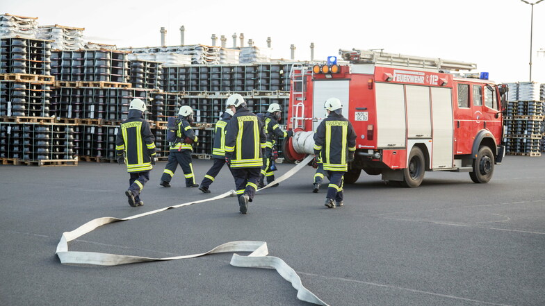 Die Freiwilligen Feuerwehren übten bereits im vergangenen September bei Borbet Sachsen im Gewerbegebiet Kodersdorf. Das gehört mit zum Brandschutzkonzept des Felgenherstellers.