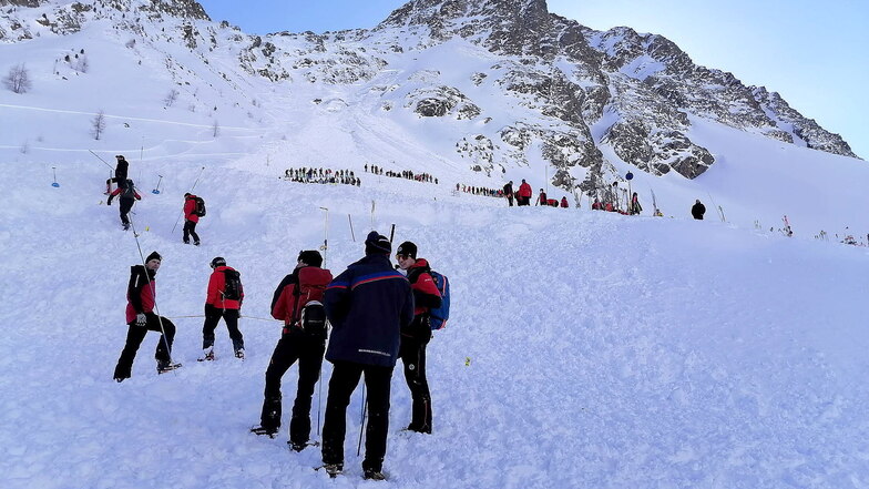 Im beliebten Skiort Sölden verschüttete am Freitag eine Lawine fünf Wintersportler auf einer gesicherten Piste. Sie wurden lebend geborgen.