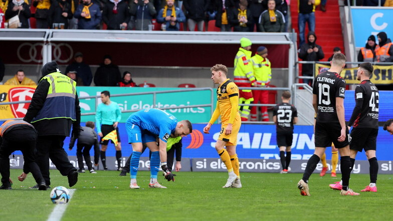 Bei der Partie Ingolstadt gegen Dynamo sammeln Spieler und Ordner zum Beginn der zweiten Halbzeit zahlreiche Gummibälle auf, die aus dem Gästeblock aufs Spielfeld flogen. Auch das dürfte eine Strafe für Dynamo Dresden nach sich ziehen.