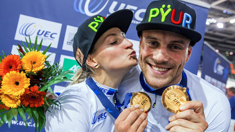 Guten Freunden gibt man ein Küssen... Vor gut einem Jahr feiern Kristina Vogel und Maximilian Levy noch ihre Goldmedaillen bei der Bahnrad-EM in Berlin.