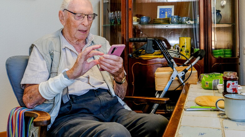 Albert Jäger ist nicht nur im Umgang mit der modernen Technik fit. Der 92-Jährige lebt seit einigen Monaten in einer Art Senioren-WG in Moritzburg und kann sich dadurch seine Selbstständigkeit bewahren.