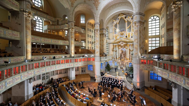 Noch vor wenigen Tagen wurde das neue Jahr mit einem Gottesdienst in der Frauenkirche begrüßt, nun ziehen Handwerker in das Dresdner Wahrzeichen ein.