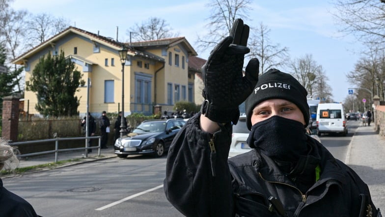 Polizisten sind im Berliner Ortsteil Buckow im Bezirk Neukölln vor einer Villa des Remmo-Clans im Einsatz.
