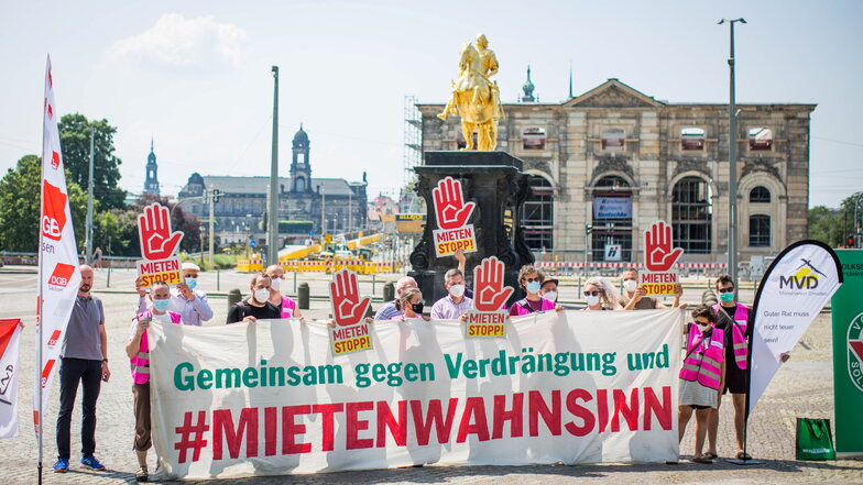 Kundgebung eines Bündnisses aus Mieterverein, Gewerkschaften, Volkssolidarität und dem Dresdner Aktionsbündnis "Mietenwahnsinn stoppen" auf dem Neustädter Markt in Dresden.