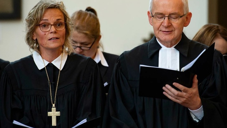 Theresa Rinecker (links) während des Gottesdienstes, als sie als Generalsuperintendentin (EKBO) des Sprengels Görlitz eingeführt wurde. Rechts ihr Vorgänger Martin Herche.
